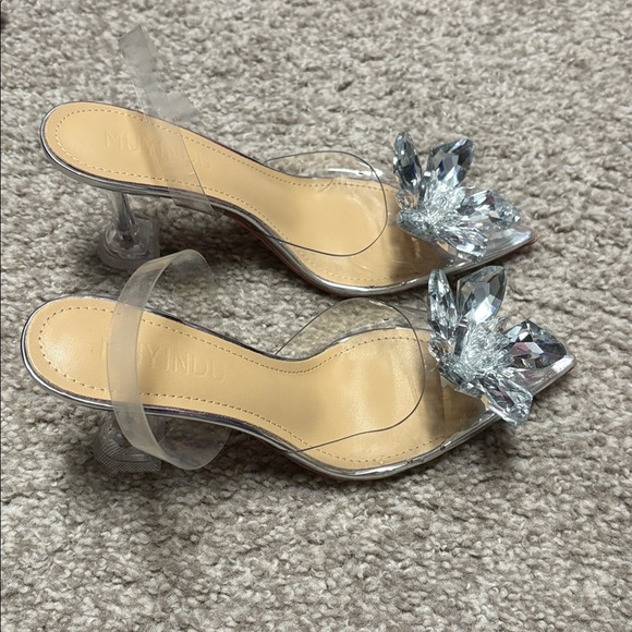 Clear pointed-toe heels with Transparent Crystal flower Embellishment - Picture 2 of 6